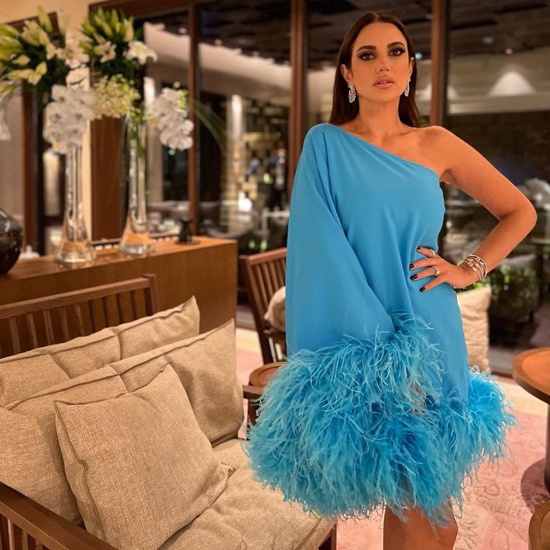 أزياء الريش خيار النجمات الأكثر عصرية في مختلف المناسبات 