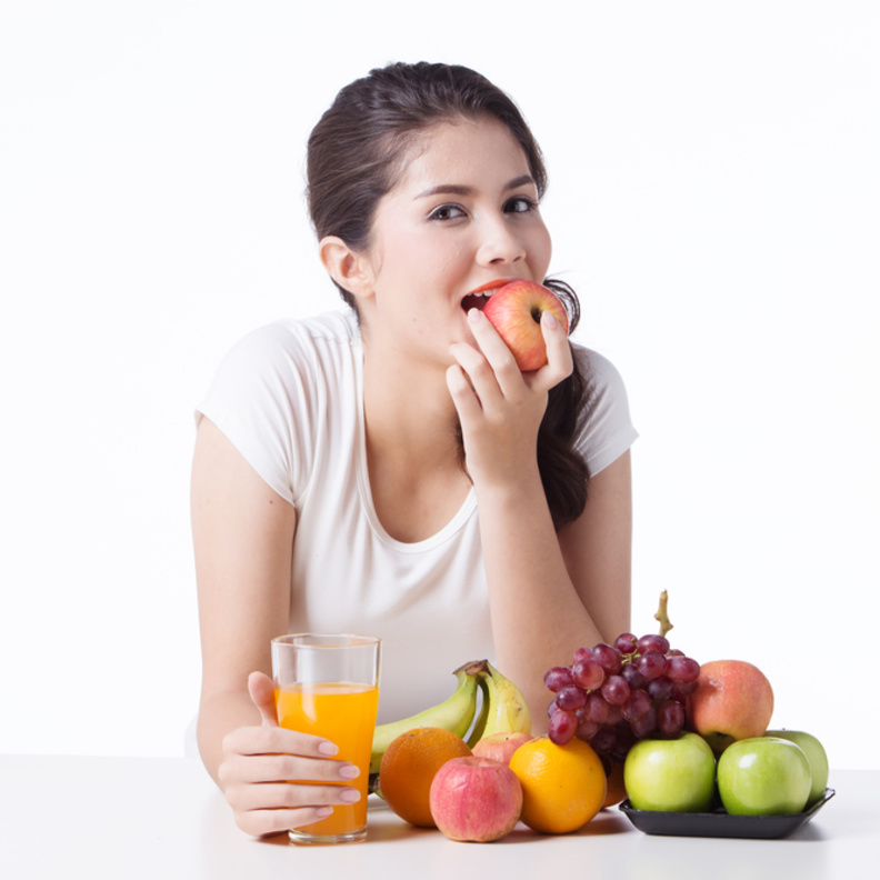 تناولي التفاح الأحمر قبل النوم وتمتعي بهذه الفوائد