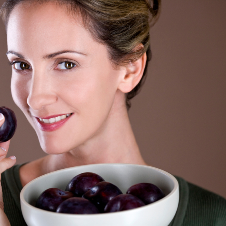  للنساء.. تناول البرقوق وتمتعي بهذه الفوائد