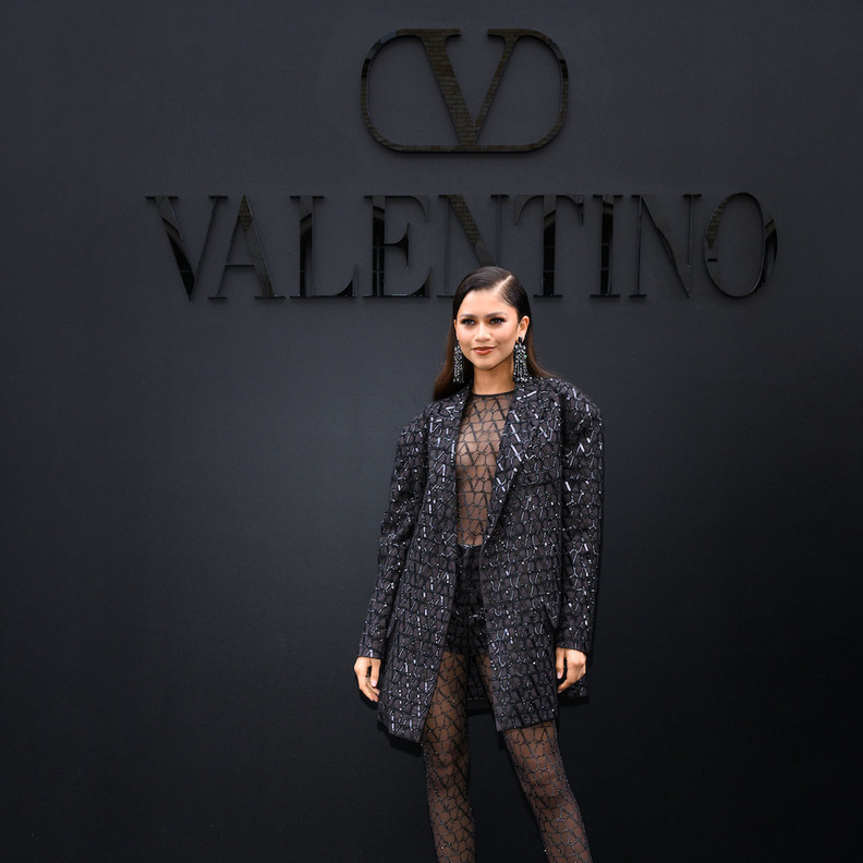 اللون الأسود كما لم تشاهديه من قبل على اطلالات النجمات