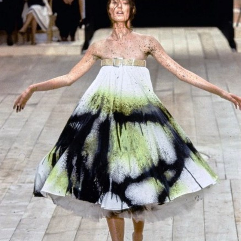 بعد 24 عاماً على عرض McQueen... لحظة تاريخية في عالم الموضة من توقيع دار Coperni