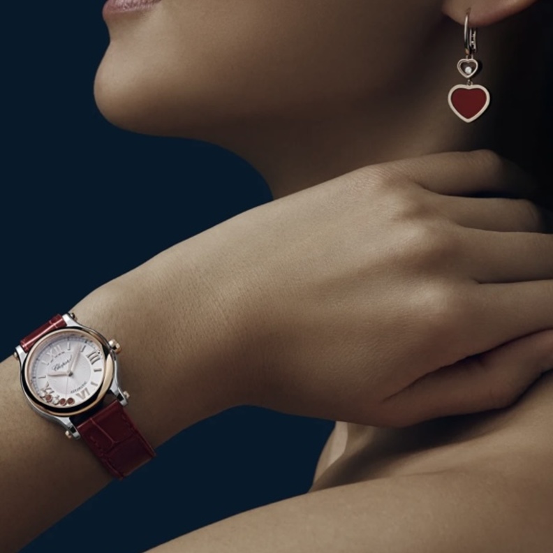 ساعة حمراء من Chopard