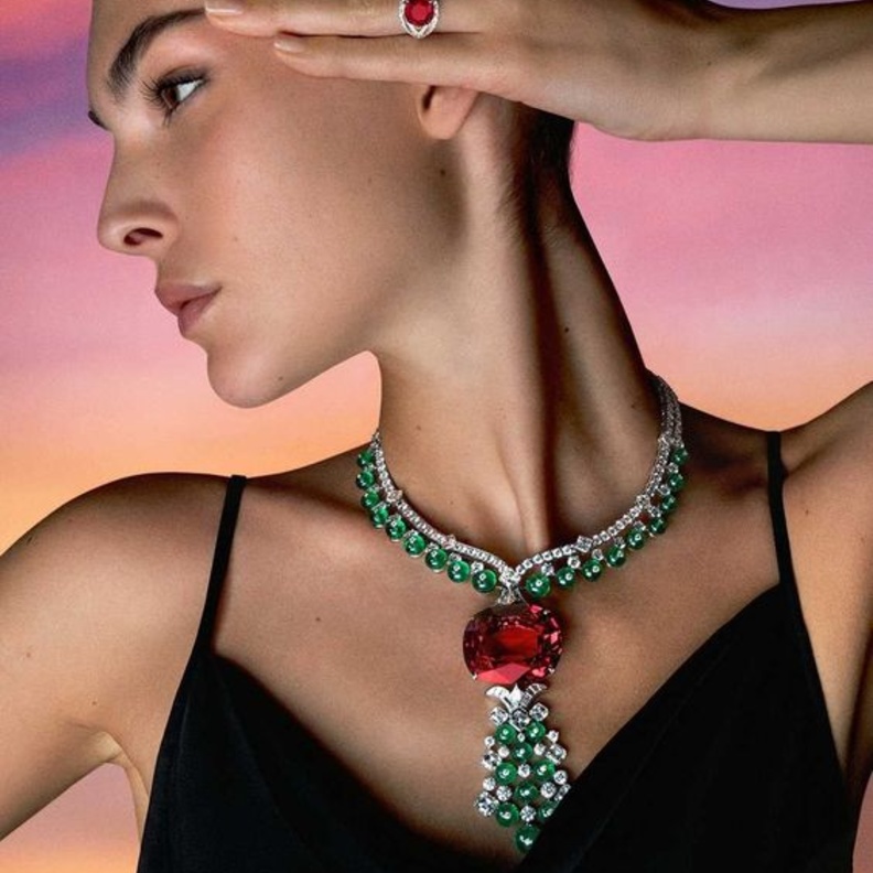 سفيرة العلامة فيتوريا تشيريتي تضع عقد Imperial Spinel من مجموعة Bvlgari Magnifica