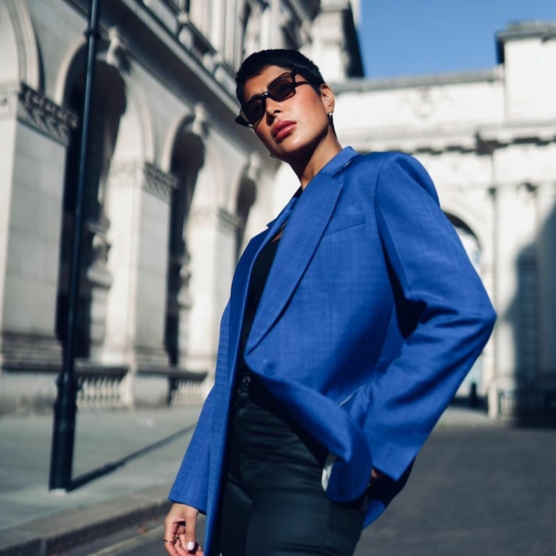 شاهدي كيف نسقت فرح الصراف الاطلالات الواسعة المواكبة للموضة