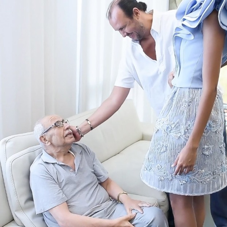 صورة تجمع المصمم طوني ورد بوالده