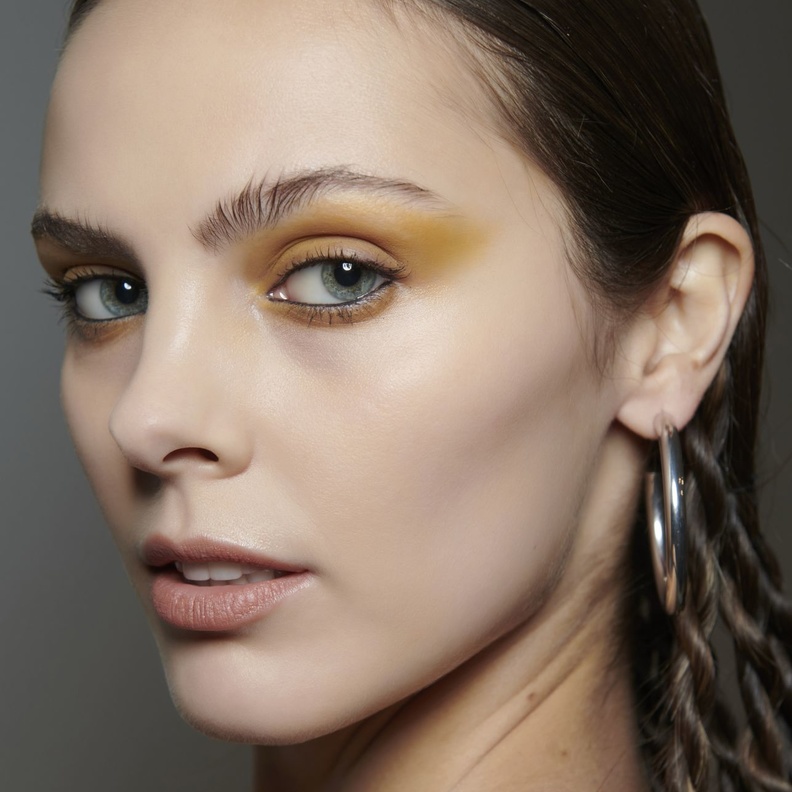 صيحات المكياج الاصفر السموكي المسحوب الى الاعلى من وحي دار Hardware LDN