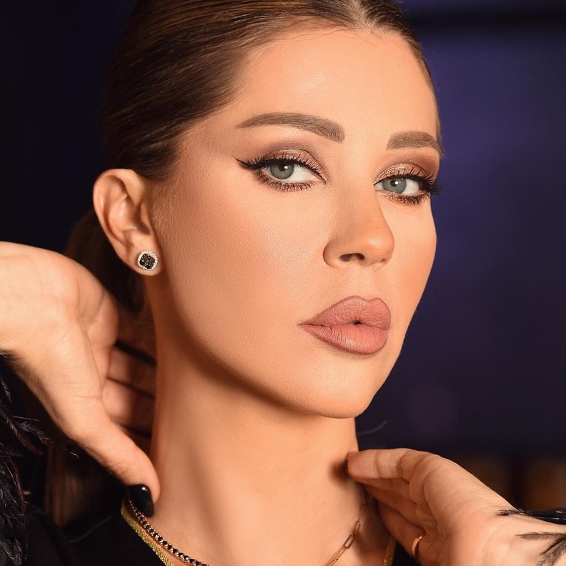 أفكار مكياج لصاحبات العيون الملونة من أحدث اطلالات النجمات العرب