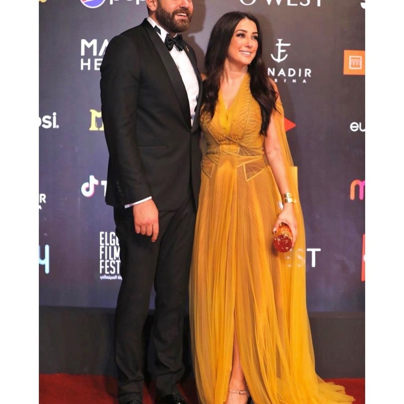 عمرو يوسف وكندة علوش في لقطة رومانسية