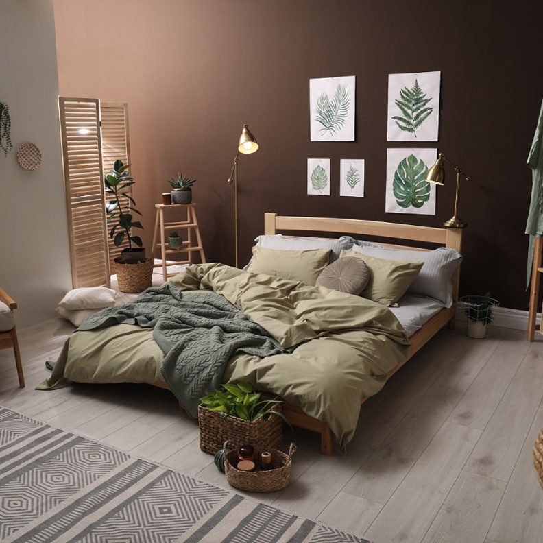 غرفة نوم مزينة بلوحات فنية نباتية ومجموعة من النباتات الرائعة