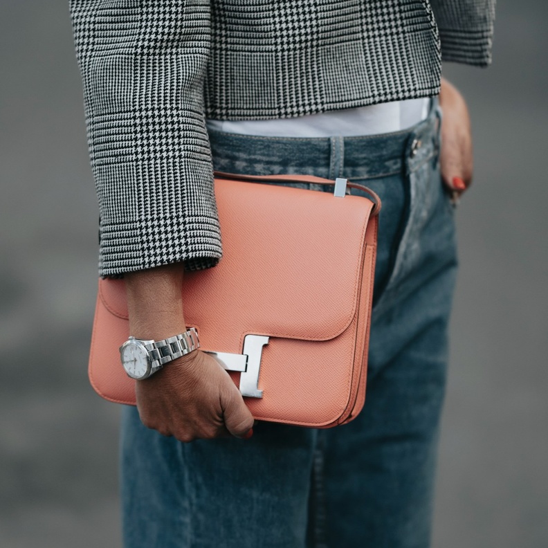 كيف تهتمين بحقيبتك المفضّلة وتطيلين عمرها