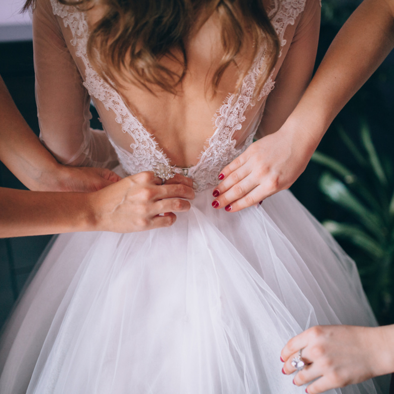 قومي بتخصيص اكسسوارات مختلفة للفستان الثاني