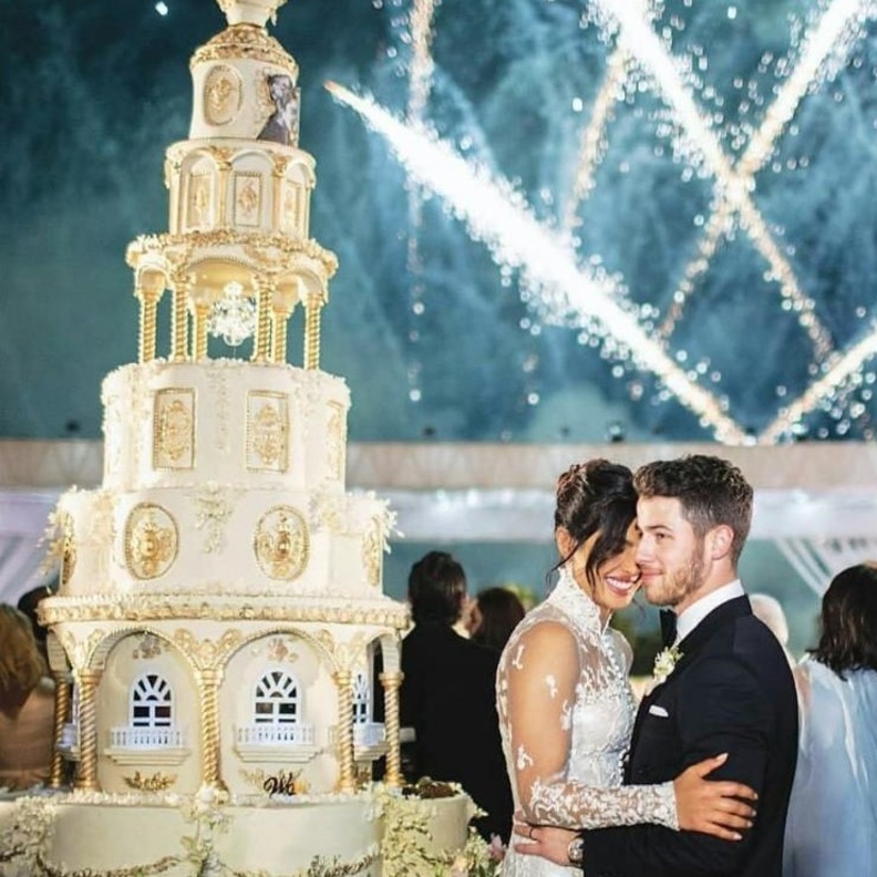 كعكة زفاف النجمين نيك جوناس وبريانكا شوبرا