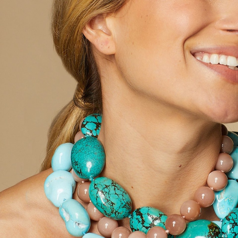 لماذا يعد حجر الفيروز صديق اطلالات موسم الخريف