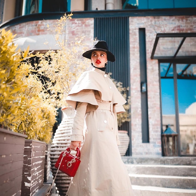 أفكار مميزة لتنسيق المعطف الترانشكوت للمحجبات في خريف 2022