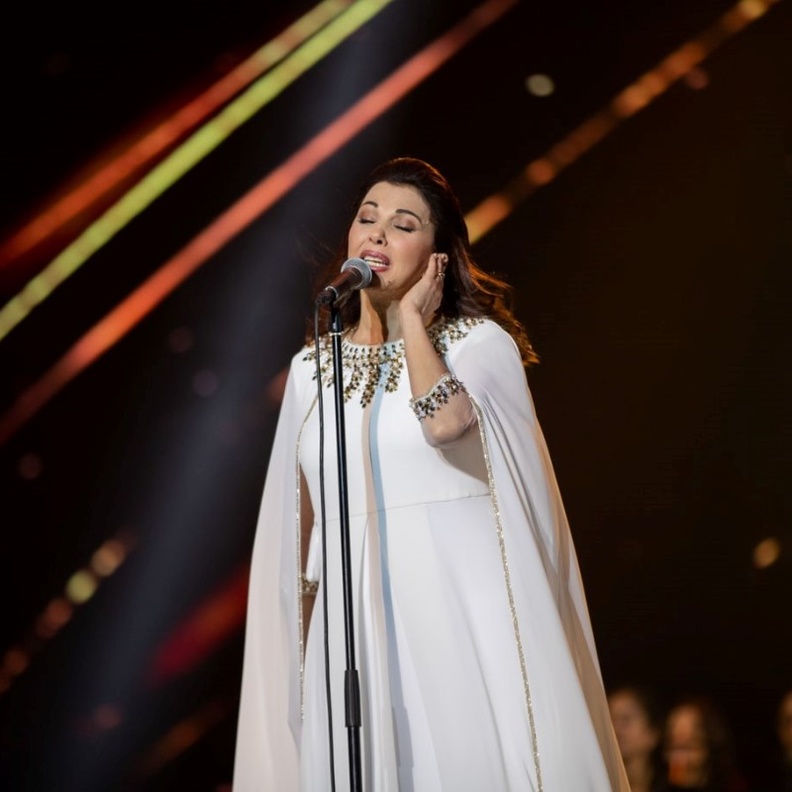 "ماجدة الرومي" تخطف الأنظار بإطلالتها الراقية باللون الأبيض ضمن مشاركتها في "مهرجان الغناء بالفصحى" بالرياض