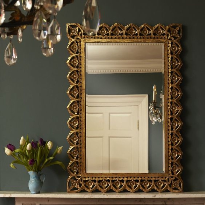 مرآة رائعة منحوتة موضوعة على كونسول مزين غرفة المعيشة