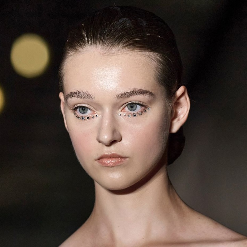 مكياج نيود مع حبيبات الستراس على الجفون السفلى من وحي دار Grimaldi