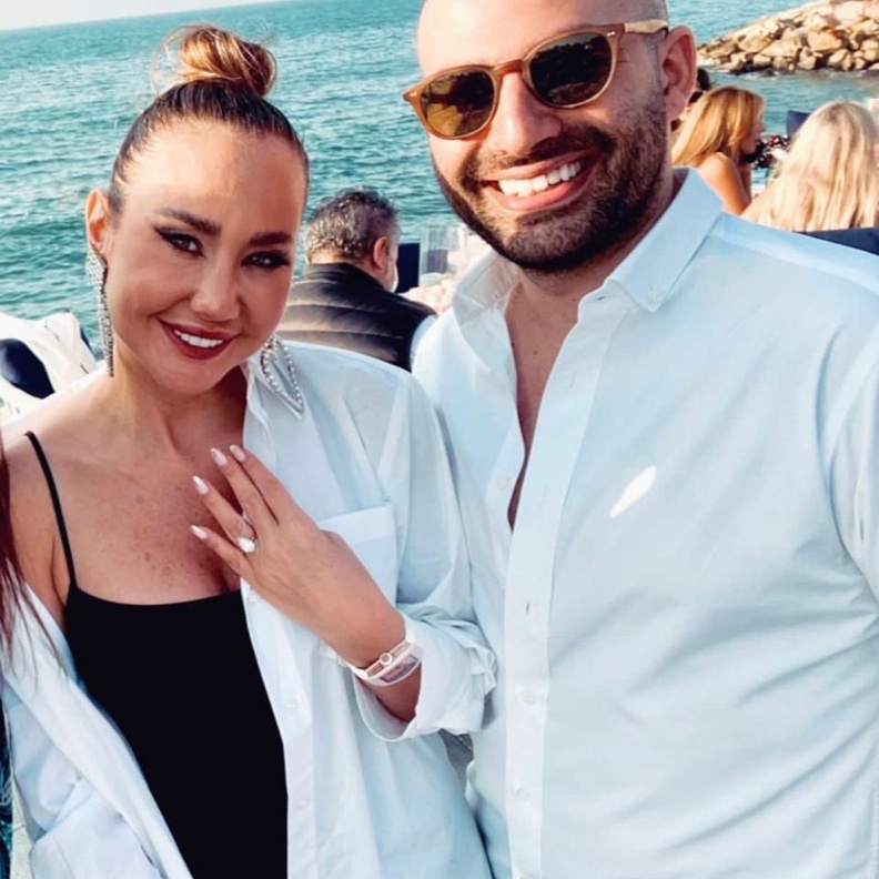 من إطلالة العروسين خلال حفل الخطوبة