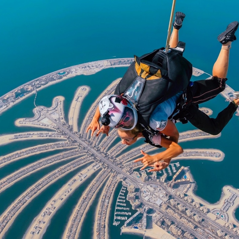 من بينها القفز المظلي فوق نخلة الجميرة.... تعرفي على تجارب سياحية مذهلة يمكنك اختبارها خلال زيارتك إلى دبي