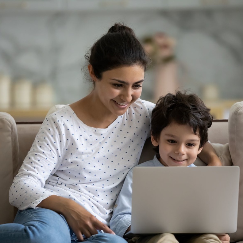 من نصائح ذكية اللعب مع طفلك ومراقبة محتوى ألعاب الانترنت التي يلعبها