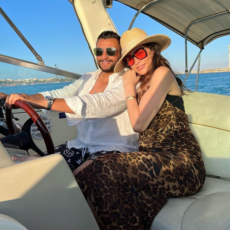 هاجر أحمد مع زوجها في اليخت