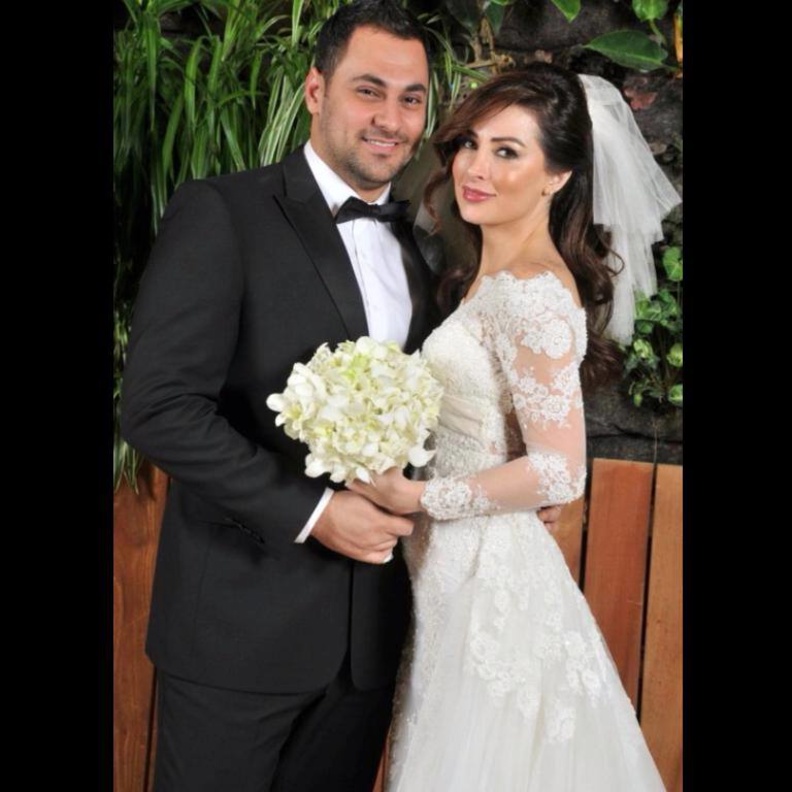هادي أسود مع طليقته في يوم زفافهما.jpg