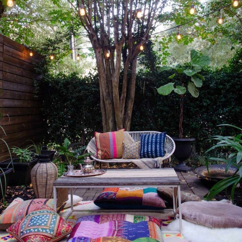 وسائد ملونة بنقشات متنوعة وألوان مشرقة تغني ديكورات الجلسات الخارجية