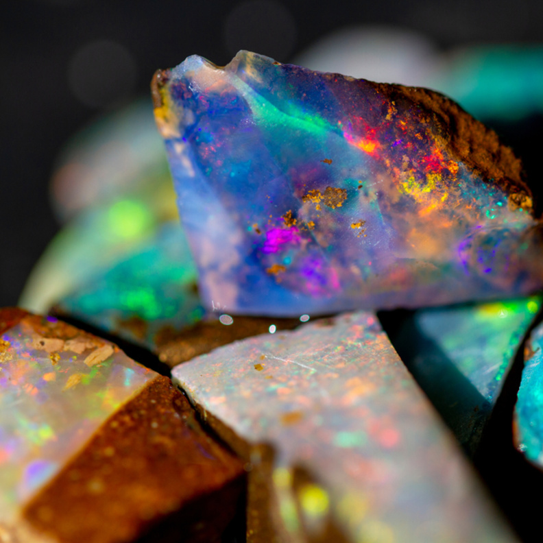 يتميّز حجر الأوبال بألوانه المتغيرة