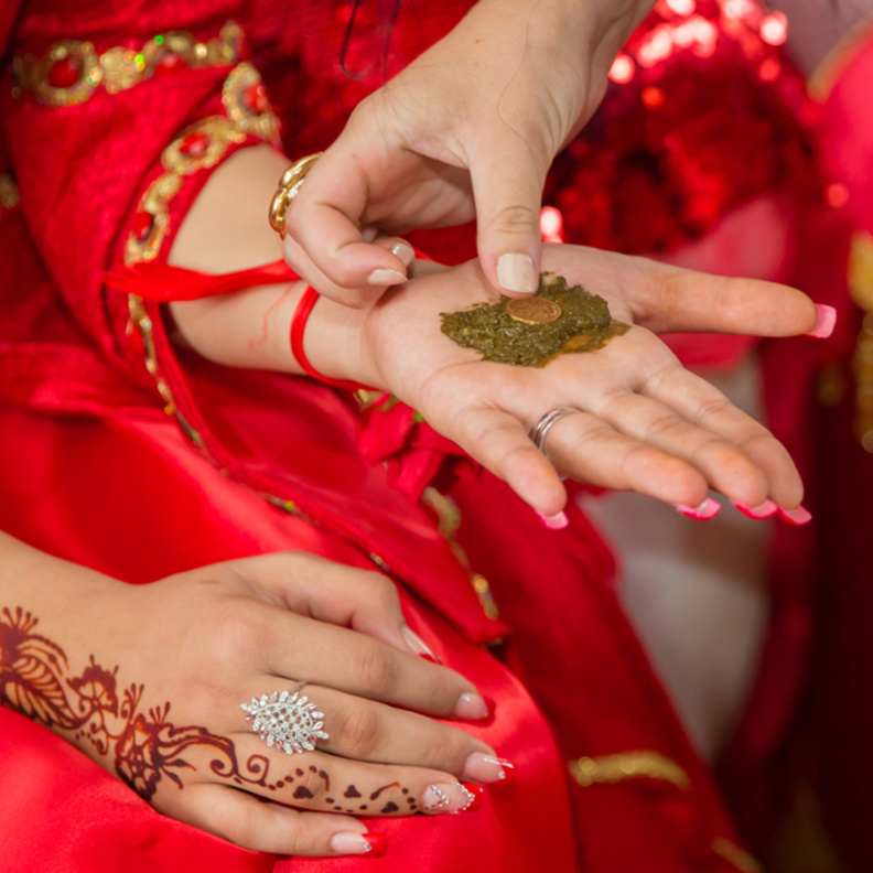 يقوم أهل العريس بإحضار الحناء إلى منزل العروس