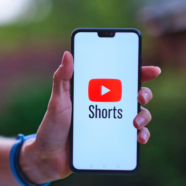 يوتيوب تتيح إضافة تعليق صوتي للفيديوهات القصيرة Shorts 