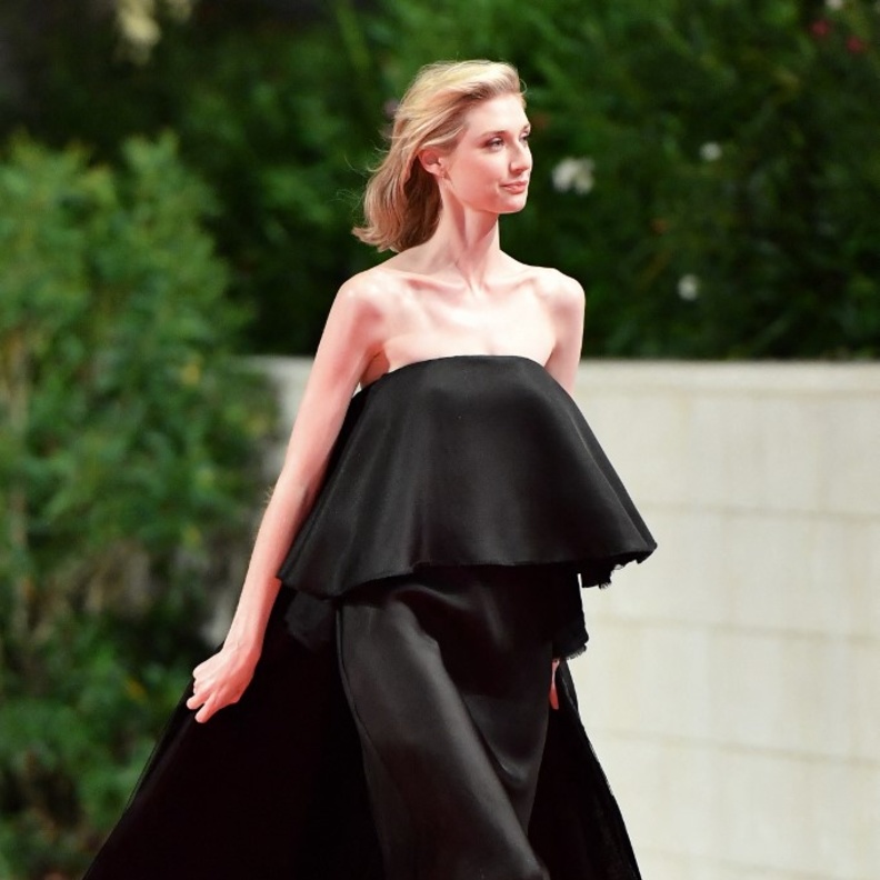 اطلالة اليزابيث ديبيكي في فستان ميدي كحلي 