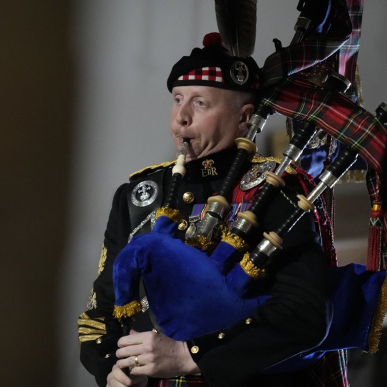 الملك تشارلز الثالث يٌعين "زمّارًا" لإيقاظه كل صباح