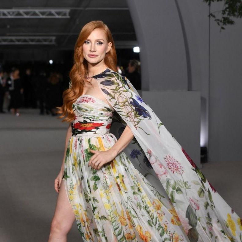 اطلالة Jessica Chastain بموضة الفستان المطبع بالورود من توقيع دار Oscar de la Renta