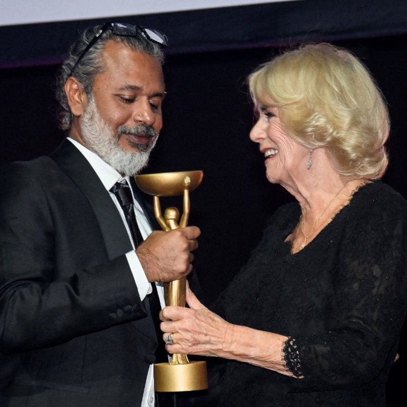 الملكة القرينة كاميلا باركر تٌسلم جائزة "بوكر" للرواية 