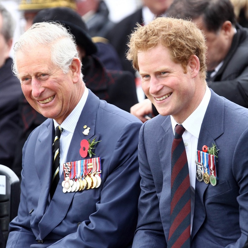 5 مواقف "ودودة" للأمير هاري مع والده الملك تشارلز الثالث
