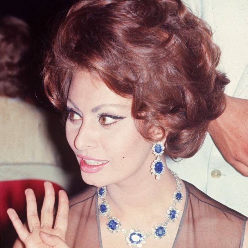 صوفيا لورين Sofia Loren بطقم مجوهرات خلاب من الياقوت الأزرق المرصع بالألماس