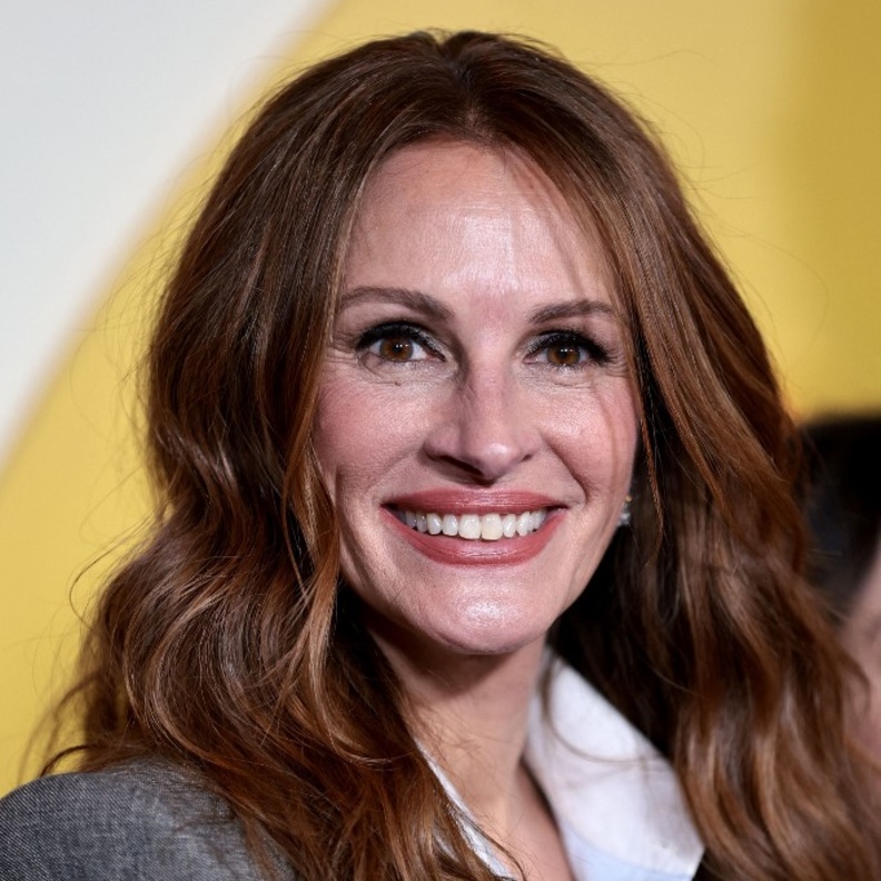 إطلالات جمالية مشرقة للمرأة الخمسينية من وحي جوليا روبرتس بمناسبة عيد ميلادها