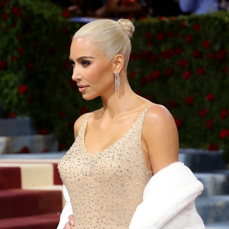 سرقة مجوهرات كيم كارديشيان من أغرب حوادث سرقات المشاهير