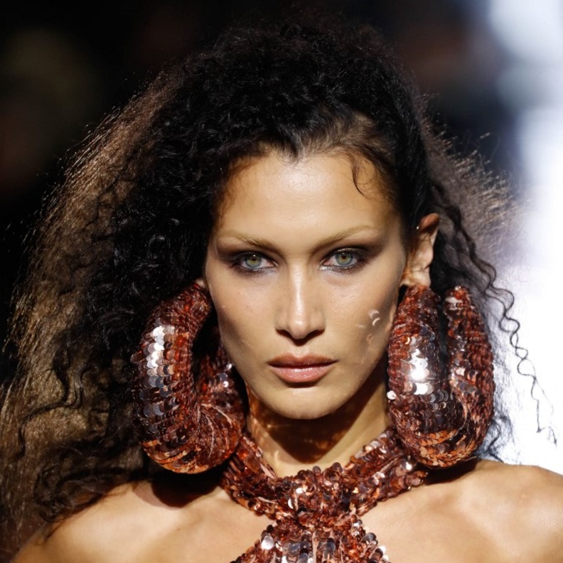 بيلا حديد تمشي خلال عرض أزياء توم فورد في أسبوع الموضة في نيويورك في سبتمبر 2022