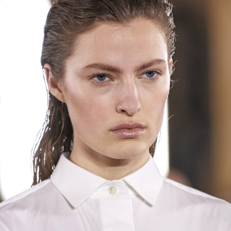 أفضل مقشرات الوجه في المساء قبل النوم