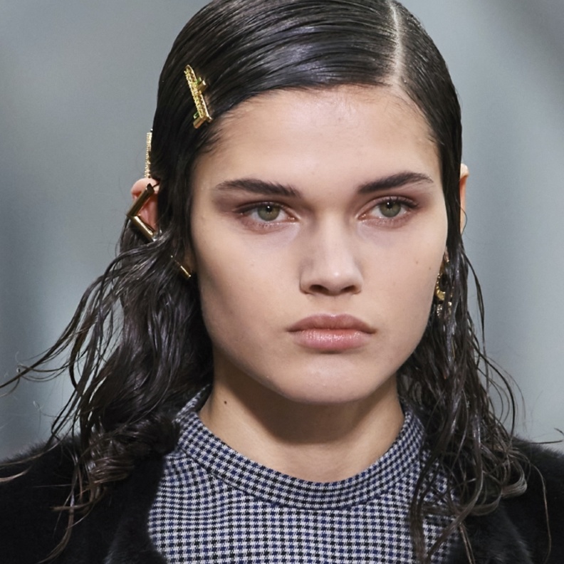 الشعر المبلل مع الدبابيس عند الغرة الجانبية من عرض Fendi