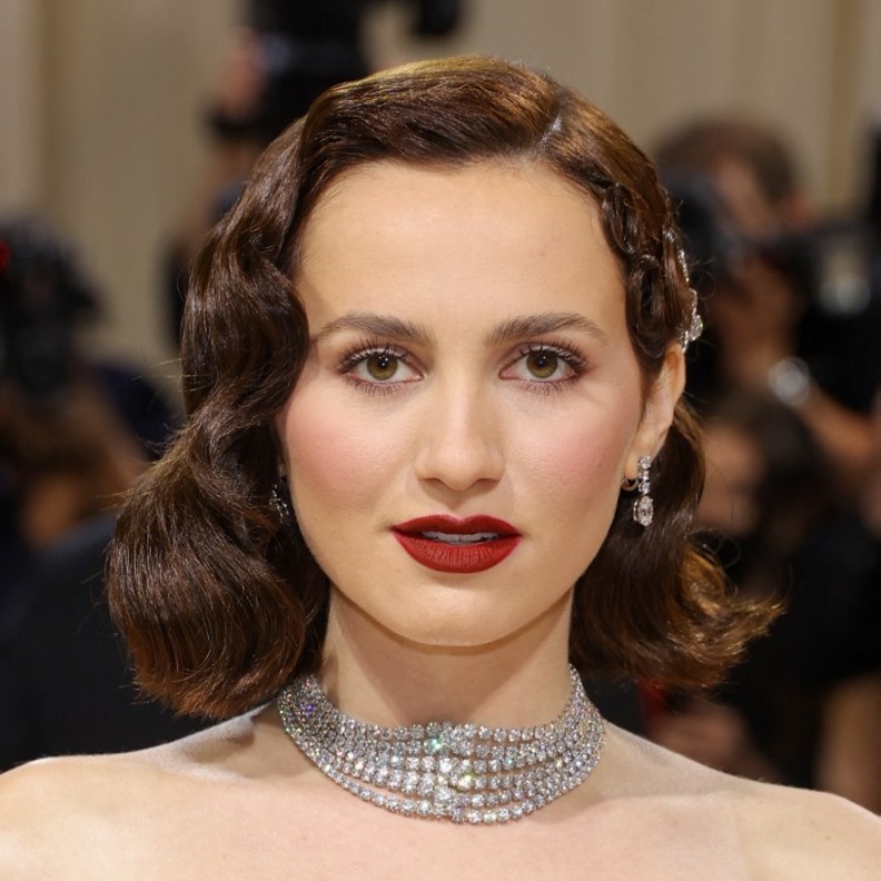 تسريحات شعر لا تبطل موضتها مع قصّة الكاريه للصبايا صاحبات الوجه الصغير بأسلوب Maude Apatow