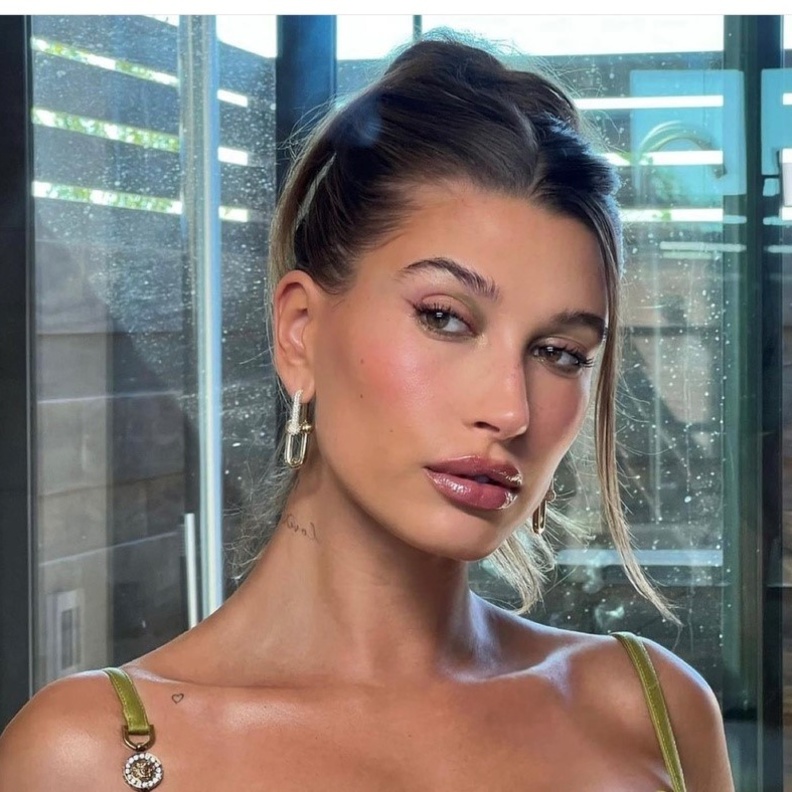 خطوات مكياج ناعم جريء باللون الأخضر على طريقة Hailey Bieber - الصورة من حسابها على انستغرام