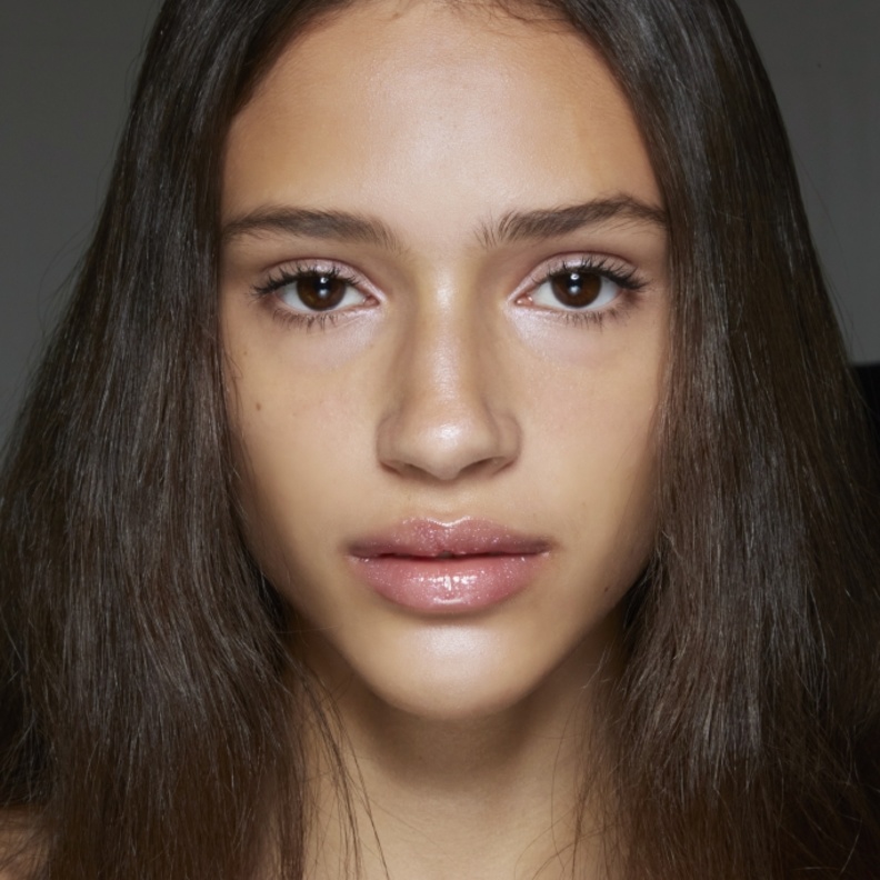 رسمات مكياج غلوسي  لماع من وحي دار Coperni