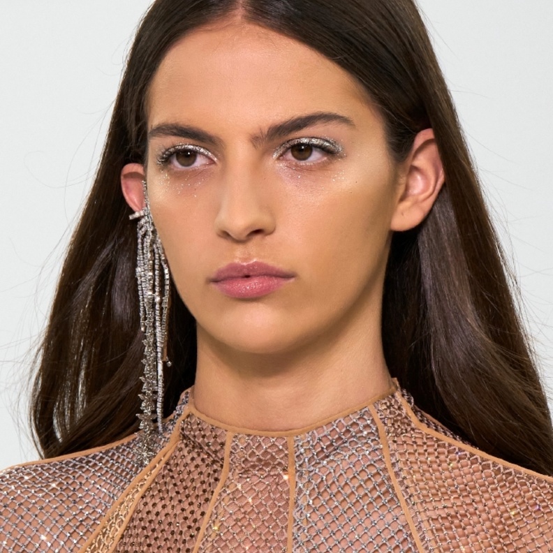صيحات المكياج المعدني مع الحبيبات البراقة من دار Fendi