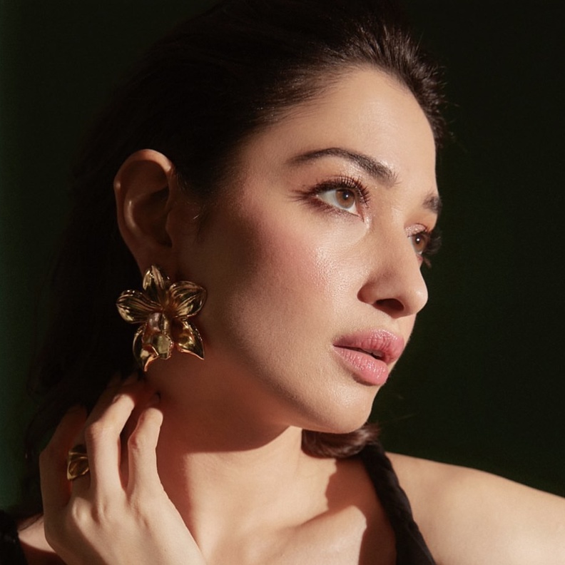 مكياج وردي خفيف للبشرة الحنطية بأسلوب Tamanna Bhatia - الصورة من حساب خبير الشعر والمكياج فلوريان هوريل Florian Hurel  على انستغرام