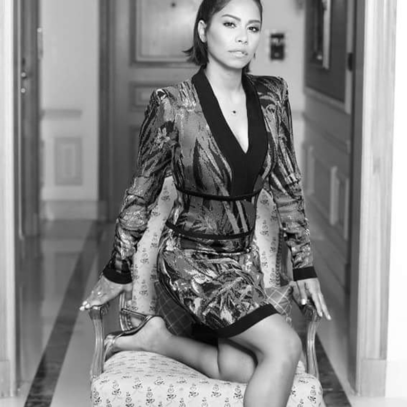 شيرين بصورة لافتة بفستان قصير بقصةٍ ضيقة