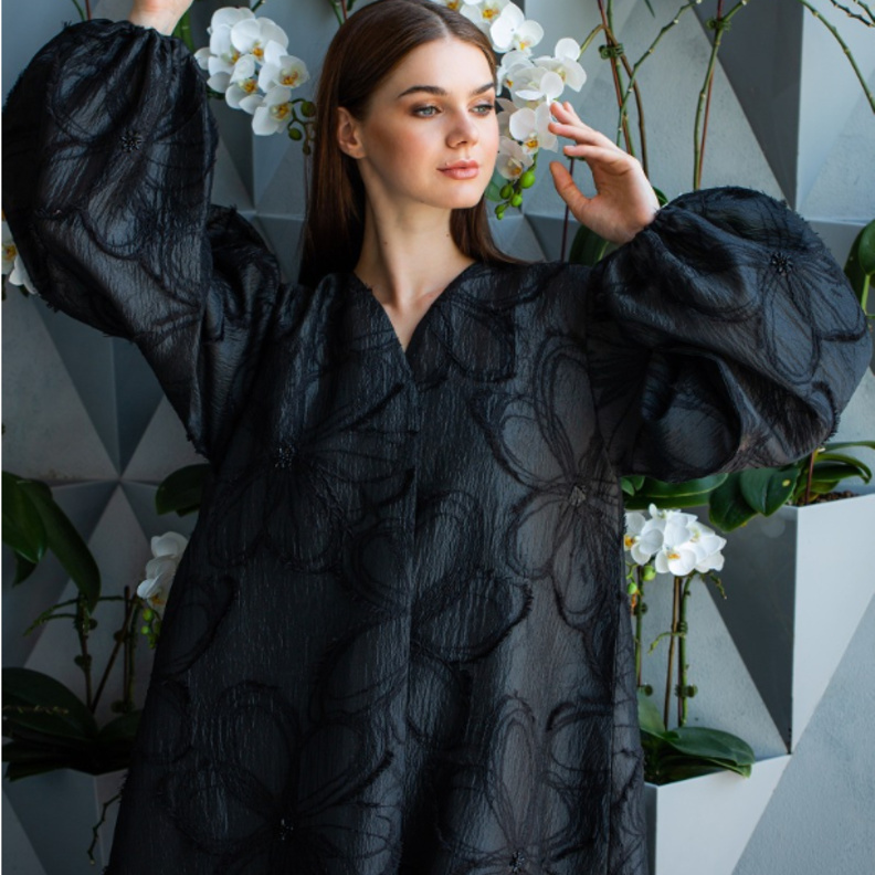 البروكار الفاخر بعباية سوداء راقية بالأكمام المنفوخة من Dmanteau