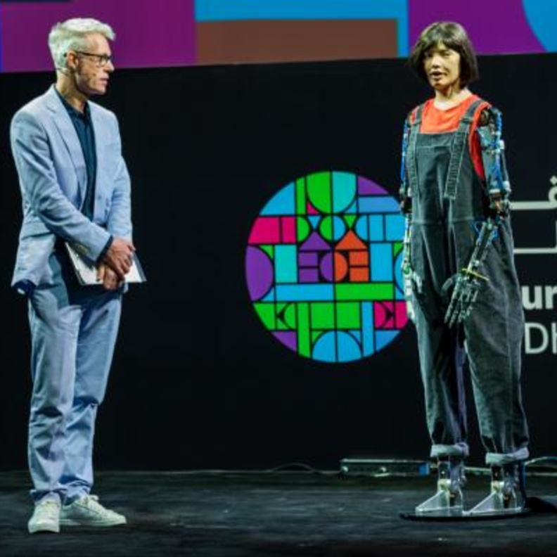 أول فنانة روبوت باستخدام تقنية الذكاء الاصطناعي