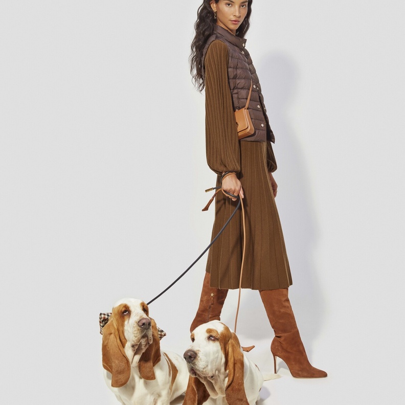 تصاميم لافتة بألوان ترابية مميّز من مجموعة الخريف الخاصة ب Carolina Herrera